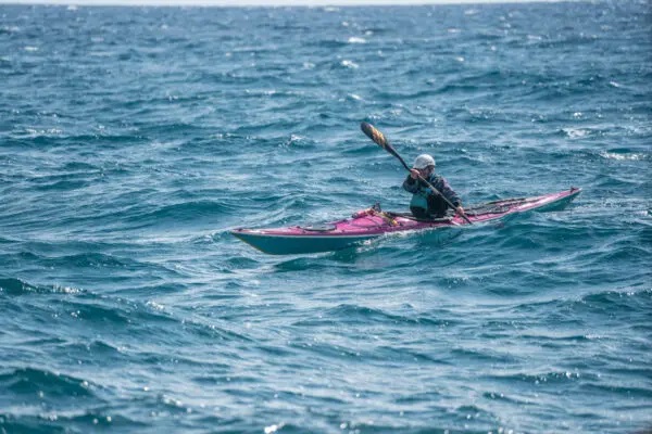Seekajakfahrer bei Rückenwind im Mittelmeer.