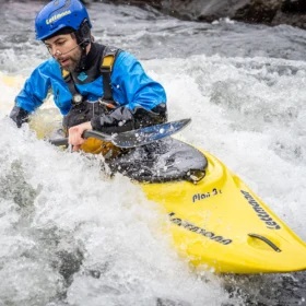 Wildwasser-Kajaker beim Spielen