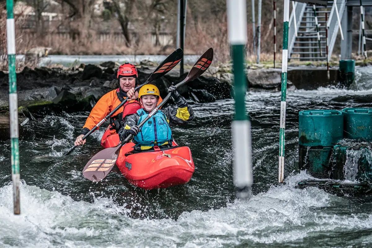 Zwei Personen im Zweierkajak